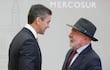 El presidente de Paraguay, Santiago Peña (i), junto su homólogo de Brasil, Luiz Inácio Lula da Silva (archivo).