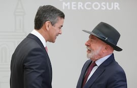 El presidente de Paraguay, Santiago Peña (i), saluda a su homólogo de Brasil, Luiz Inácio Lula da Silva, previo a la cumbre de jefes de Estado del bloque este martes, durante el Mercosur en Luque (Paraguay). EFE/ Juan Pablo Pino
