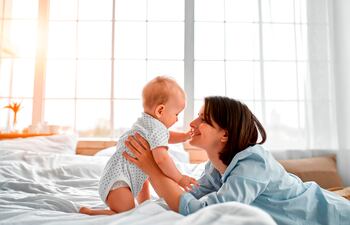 Está demostrado que mientras están en el vientre materno los bebés oyen y aprenden el habla, al menos en el tercer trimestre de gestación, lo que no se sabía era cómo empiezan a asimilar el lenguaje los fetos en desarrollo cuando su madre habla varios idiomas.