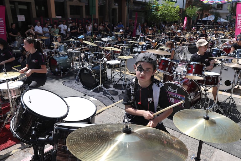Músicos bateristas participan durante el evento 'BaterAsu a lo largo de la concurrida calle Palma este sábado en Asunción.