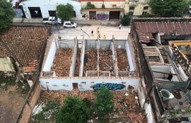 Edificio abandonado en el microcentro de Asunción: Vecinos realizaron múltiples denuncias sobre el estado del inmueble y el peligro de derrumbe.