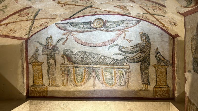 Fresco muestra a la diosa Isis ayudando en el embalsamamiento de una momia dentro de la Tumba de Tigran en las Catacumbas de Kom El Shoqafa, Alejandría, Egipto. Imagen ilustrativa de pintura egipcia.