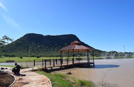 Un muelle en medio de la laguna natural, con vista al Cerro Hũ y al Cristo Redentor, forma parte de los atractivos preparados para el turismo interno en Paraguarí.