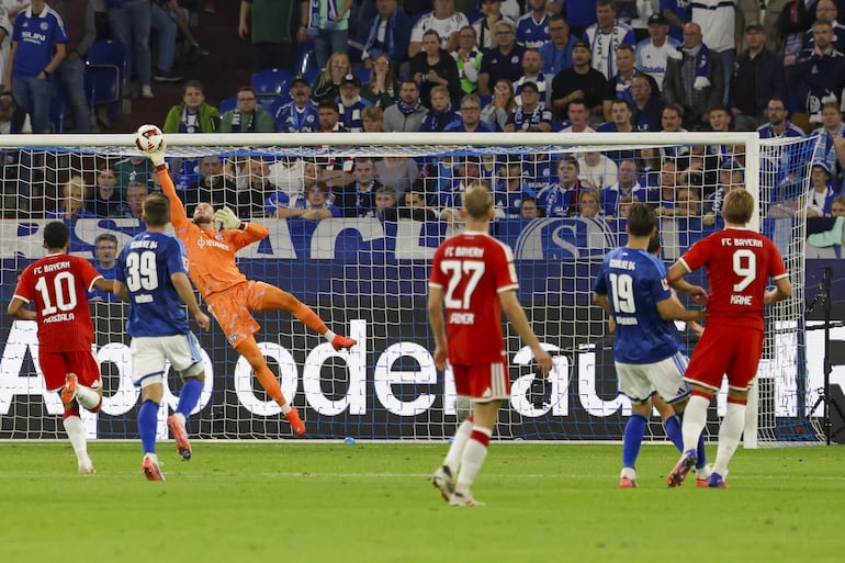 El guardameta Loris Karius del Schalke (3 izq.) en acción contra Harry Kane del Múnich (der.) durante el partido de fútbol de la Bundesliga alemana entre el FC Schalke 04 y el Bayern Múnich en Gelsenkirchen, Alemania.
