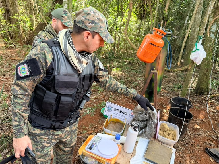 En el improvisado pero completo laboratorio clandestino estaban produciendo tres variedades de derivados de la marihuana. 