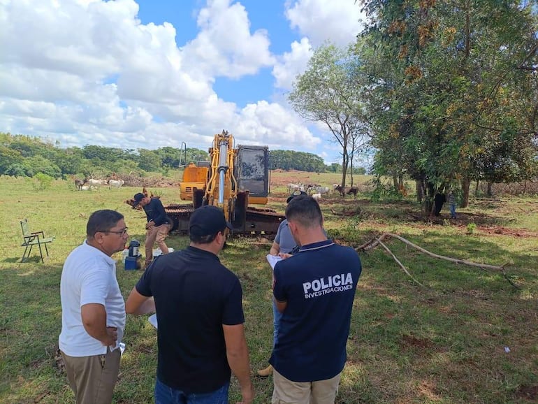 En el allanamiento, la comitiva fiscal- policial incautó una retroexcavadora y otras evidencias que estaban siendo utilizadas para el desmonte