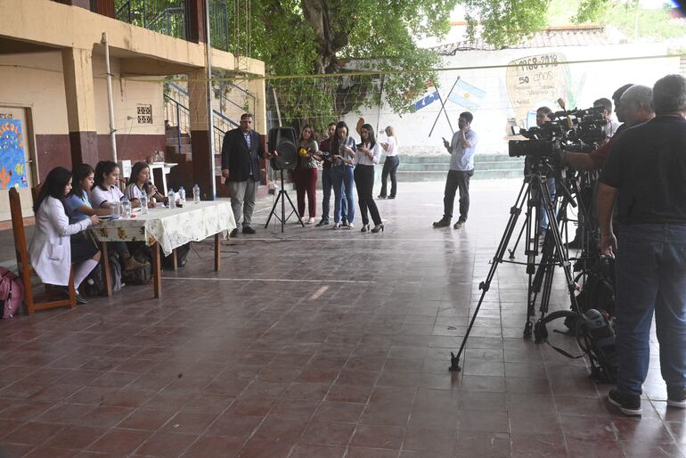 Conferencia de prensa de los representantes estudiantiles, esta mañana en el colegio República Argentina de Asunción. 