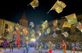 La agrupación Sbandieratori de Sansepolcro ofrecerá varias presentaciones con sus acrobacias en el marco de la "Festa in Piazza".