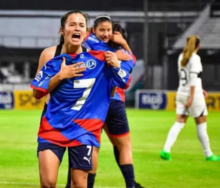 Yanina González celebra tras anotar el segundo gol en el triunfo de Cerro Porteño y el título en Sub 18. (Foto, @Cerro FútbolFem).