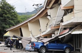 Imagen ilustrativa: socorristas inspeccionan una edificación afectada por el terremoto de magnitud 7,7 que sacudió el sureste de Panamá, con una profundidad de 10 kilómetros y generó daños en varios edificios y carreteras cercanas a la localidad de Tonosí, epicentro del temblor, este viernes en Penonomé (Panamá). EFE/ Bienvenido Velasco