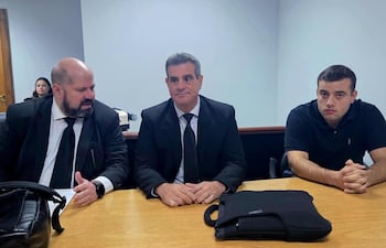 El acusado Héctor Grau (d), junto con sus abogados defensores Álvaro Arias (i) y Rafael Gorostiaga (c).