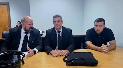 El acusado Héctor Grau (d), junto con sus abogados defensores Álvaro Arias (i) y Rafael Gorostiaga (c).