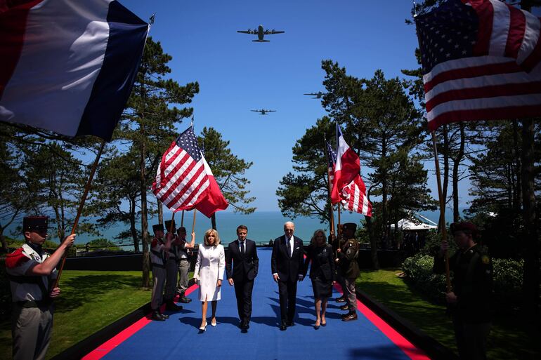 El presidente de EE.UU., Joe Biden, junto a la primera dama, Jill Biden, es recibido por el mandatario Emmanuel Macron, para conmemorar los 80 años del Desembarco de Normandía.