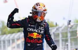 Festejo con el puño en alto del neerlandés Max Verstappen, de 26 años. El líder del certamen ganó nuevamente en la máxima categoría del automovilismo y mantiene a raya a sus oponentes.