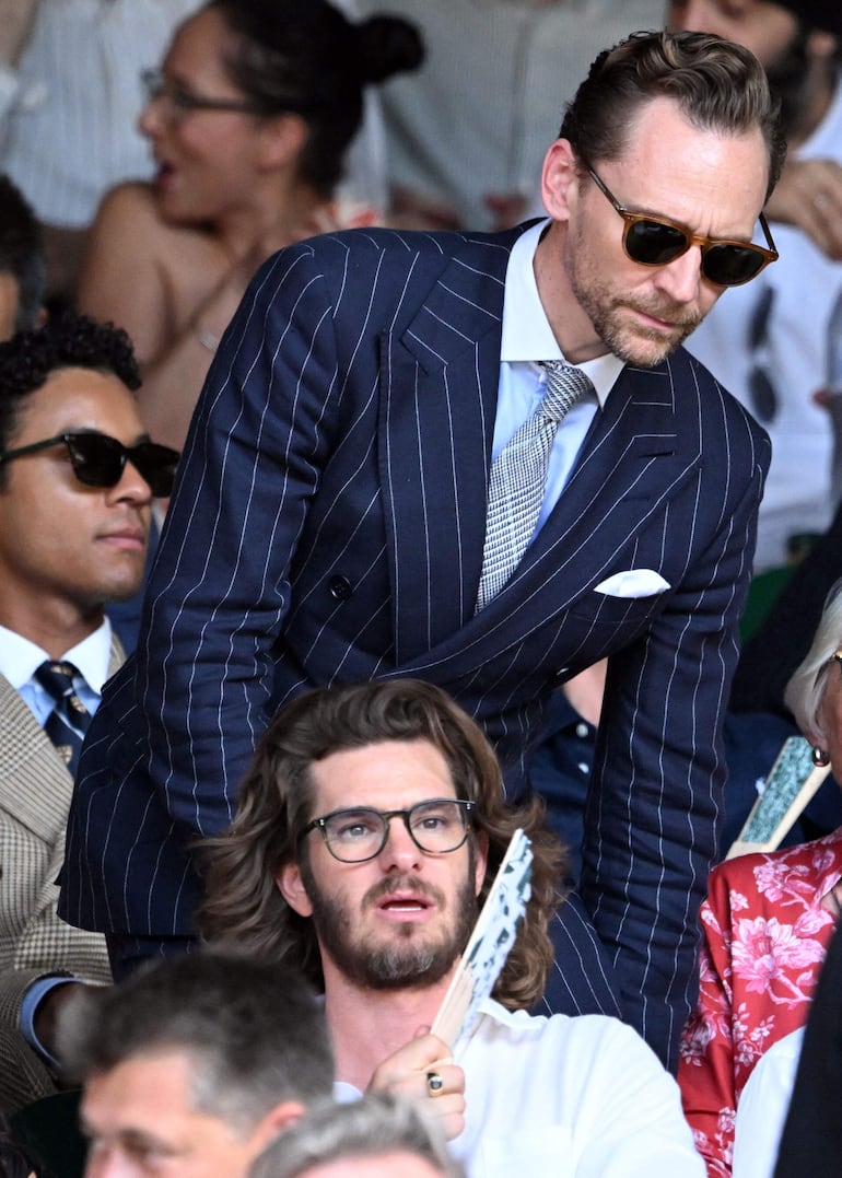 Andrew Garfield y Tom Hiddleston estuvieron presentes en el partido entre el italiano Jannik Sinner y al alemán Alexander Zverev en Wimbledon.(Kirill KUDRYAVTSEV / AFP) 