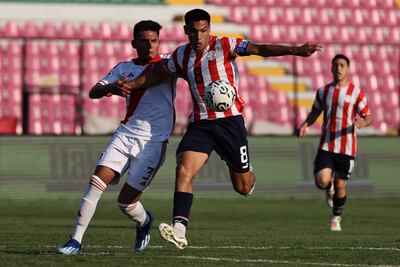 Diego Gómez (d), futbolista de Paraguay, disputa el balón con Alejandro Pósito, jugador de Perú, en un partido del Preolímpico Sudamericano Sub-23 en el estadio Polideportivo Misael Delgado, en Valencia, Venezuela.
