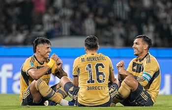 El delantero paraguayo, Adam Bareiro celebra su tanto simulando un juego de caras con el atacante Miguel Ángel Merentiel y el capitán Leandro Paredes