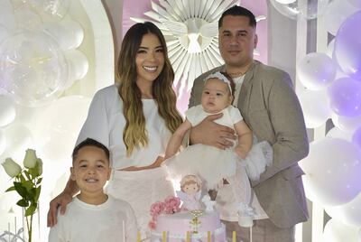 Male González y Jorge Ruiz Díaz con sus hijos Hanna Paula y Joaquín en la fiesta que ofrecieron tras el bautismo de la más pequeñita de la casa. (Instagram/Male González)