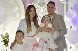 Male González y Jorge Ruiz Díaz con sus hijos Hanna Paula y Joaquín en la fiesta que ofrecieron tras el bautismo de la más pequeñita de la casa. (Instagram/Male González)
