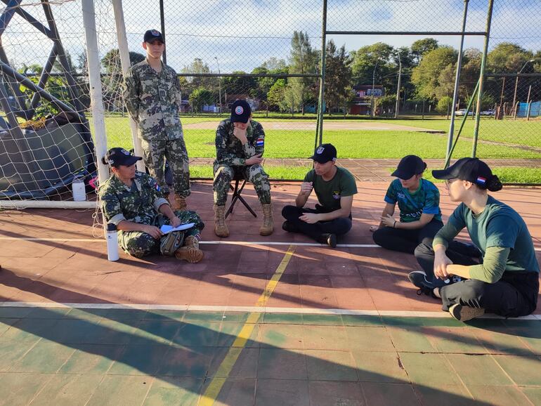 Mujeres de la Agrupación de Reserva Naval “Contralmirante Bozzano”, de Encarnación, comparten con sus pares masculinos una charla sobre combate de incendios forestales.