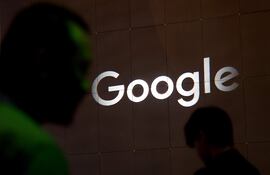 El logo de Google proyectado en un muro en Kuala Lumpur, Malasia.