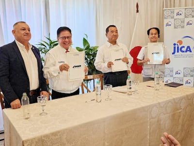 Autoridades nacionales, departamentales y representantes del Gobierno del Japón firmaron en la ciudad de Pilar el acta de recepción de la draga DRM-5 "Paraguay".