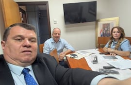 Los senadores liberocartistas Dionisio Amarilla (i) y Noelia Cabrera (d) se reunieron esta mañana con el ministro de Economía, Carlos Fernández Valdovinos.