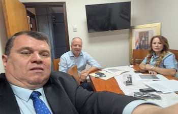 Los senadores liberocartistas Dionisio Amarilla (i) y Noelia Cabrera (d) se reunieron esta mañana con el ministro de Economía, Carlos Fernández Valdovinos.