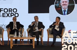 Alonso Chaverri, representante residente del BID; Enrique Duarte, presidente de la UIP; Blas Reguera, presidente de Caprivi (iz a der).