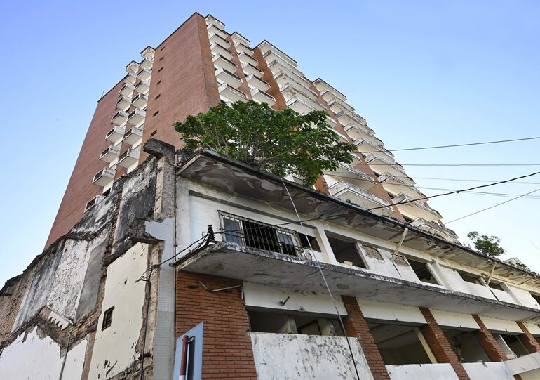 Fachada trasera del edificio Excélsior del MEC, ubicada sobre Benjamín Constant y 15 DE Agosto.
