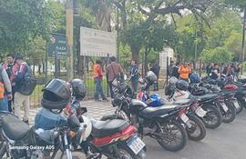 Conductores de plataforma en la plaza ubicada frente a la Comandancia de la Policía Nacional, donde hoy se manifestaron por mayor seguridad y otras reivindicaciones.