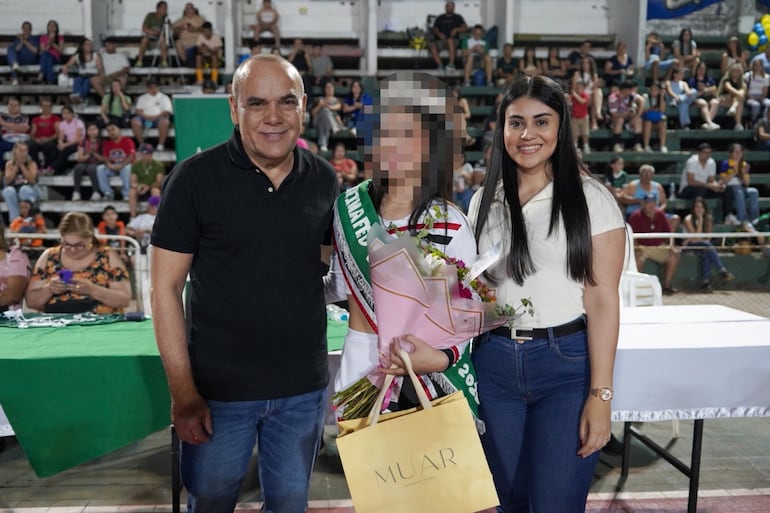 El titular  del Senado posa con la edil en la entrega de premios.