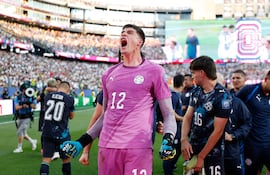 Orlando Gill de Paraguay celebra con sus compañeros de equipo después de que José Canale anotara el penalti de la victoria en una tanda de penaltis durante el partido de la ronda de 32 de la Copa Mundial de la FIFA 2026 entre Alemania y Paraguay en el Boston Stadium, en Foxborough, Massachusetts.
