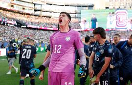 Orlando Gill celebra después de que José Canale anotara el penal ganador en la tanda durante el partido de los dieciseisavos de final de la Copa Mundial de la FIFA 2026 entre Alemania y Paraguay en el Boston Stadium.