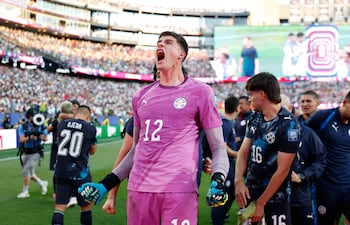 Orlando Gill celebra después de que José Canale anotara el penal ganador en la tanda durante el partido de los dieciseisavos de final de la Copa Mundial de la FIFA 2026 entre Alemania y Paraguay en el Boston Stadium.