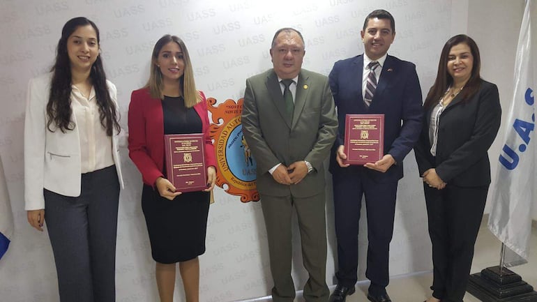 Alliana muestra su título universitario tras críticas a su entorno familiar