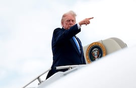 Imagen ilustrativa: el presidente estadounidense Donald Trump aborda el Air Force One en el Aeropuerto Municipal de Morristown.
