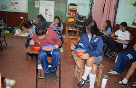 Ante la falta de un comedor adecuado, algunos escolares almuerzan con el plato sobre su regazo en la Escuela República de Nicaragua.