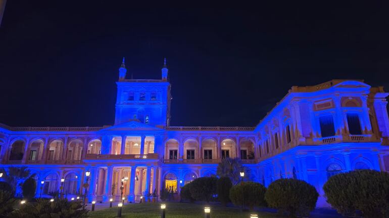 El Palacio de López también acompañó esta campaña por el Día Mundial de concientización del autismo y se iluminó de azul.
