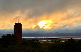 Un atardecer nublado en Barrio Obrero, Asunción. Meteorología anuncia un día nublado, con probables precipitaciones.