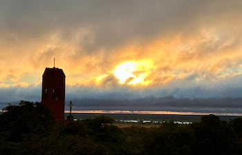 Un atardecer nublado en Barrio Obrero, Asunción. Meteorología anuncia un día nublado, con probables precipitaciones.