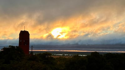 Un atardecer nublado en Barrio Obrero, Asunción. Meteorología anuncia un día nublado, con probables precipitaciones.