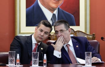 El presidente Santiago Peña (a la izquierda) y el titular del Partido Colorado, Horacio Cartes.