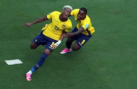 Nilson Angulo da rienda suelta a su alegría tras anotar su gol, seguido por John Yeboah. Fue el empate parcial para Ecuador, que terminó derrotando a Alemania de remontada.