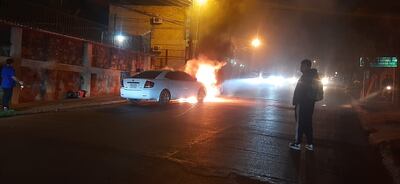 Un vehículo fue totalmente consumido por las llamas en plena vía pública en Villa Elisa.