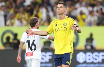 Cristiano Ronaldo (derecha), delantero portugués del Al Nassr con el número 07, reacciona durante el partido de la Liga Profesional Saudí entre el Al-Nassr y el Al-Najma en el estadio Al-Awwal Park de Riad, el 3 de abril de 2026. (Foto de Fayez Nureldine / AFP)