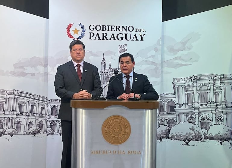 El ministro de Industria y Comercio, Javier Gim&eacute;nez (izq.), junto al canciller nacional, Rub&eacute;n Ram&iacute;rez Lezcano (der.).