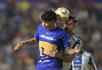 Duelo aéreo entre Robert Morales y Sergio Barreto, durante el partido de este jueves entre Pachuca y Pumas, ganado por los Tuzos por 1-0.