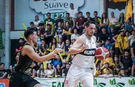El franjeado Alejandro Duarte avanza ante el colono Sebastián Galarza. Olimpia gana la serie 2-1.