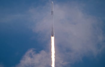 Fotografía de archivo. Un cohete Falcon 9 de SpaceX, que transporta la nave Dragon de la compañía, es lanzado en la misión Crew-11 de NASA-SpaceX rumbo a la Estación Espacial Internacional, con las astronautas de la NASA Zena Cardman y Mike Fincke, el astronauta de la JAXA (Agencia Japonesa de Exploración Aeroespacial) Kimiya Yui y el cosmonauta de Roscosmos Oleg Platonov a bordo, desde el Complejo de Lanzamiento 39A del Centro Espacial Kennedy, el 1 de agosto de 2025, en Cabo Cañaveral, Florida.